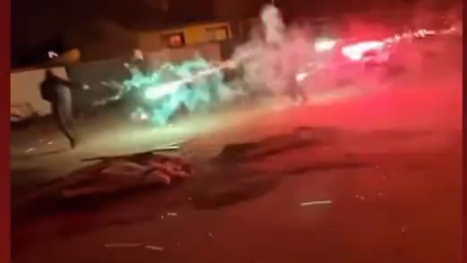 NOVOSADSKI TINEJDŽERI DIVLJAJU ULICAMA, PUCAJU VATROMETOM JEDNI U DRUGE Usmeravaju paljbu u lice drugu