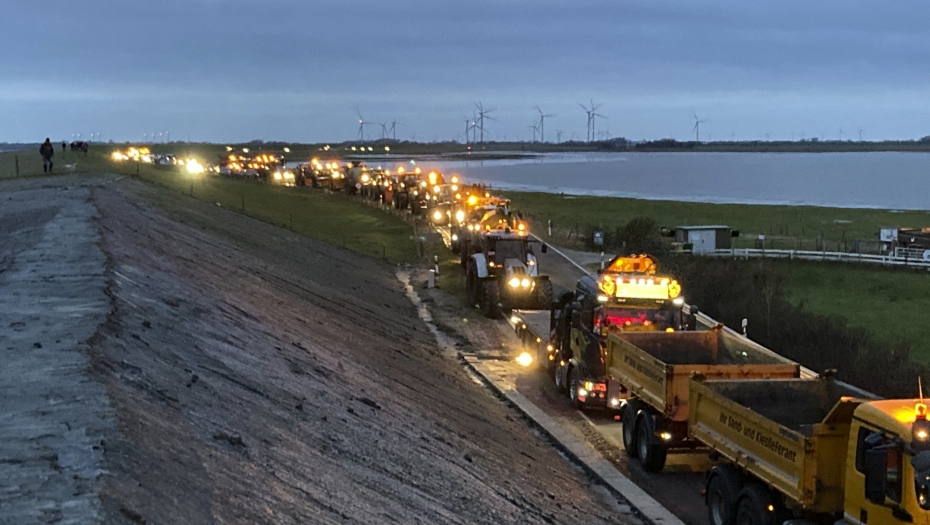 HOLANDIJA GORI Poljoprivrednici pale seno, zbog blokada puteva saobraćajni udesi širom zemlje