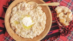 POTREBNO JE SAMO DVA MINUTA ZA TRADICIONALNI DORUČAK Recept za poparu sa sirom i kajmakom