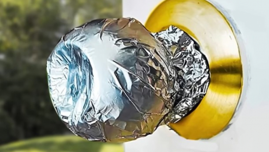 LJUDI OVIH DANA ČESTO STAVLJAJU ALUMINIJUMSKU FOLIJU NA KVAKE Kad vidite zbog čega i vi ćete