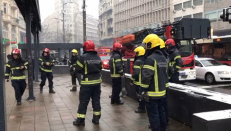 OPASNOST VEĆA NEGO ŠTO SE MISLILO Vatrogasci na Terazijama svim silama pokušavaju da spreče eksploziju na zgradi (VIDEO)