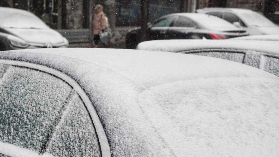 STANOVNIKE KARABURME PROBUDIO SNEG I JEDNA PORUKA Svaki automobil obeležen na isti način (VIDEO)
