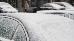 STANOVNIKE KARABURME PROBUDIO SNEG I JEDNA PORUKA Svaki automobil obeležen na isti način (VIDEO)