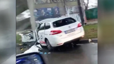 TUGA! Vozač koji se zakucao u stub na Novom Beogradu imao srčani udar