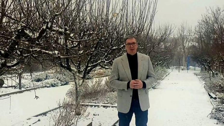 ODLIČNI SASTANCI I VAŽAN RAZGOVOR Vučić u dvorištu očeve kuće:  Priroda je najlepša kada pada sneg