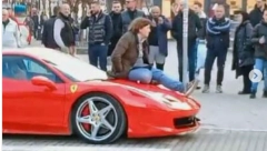 ŠOK SCENA U NOVOM PAZARU Parkirao ferrari nasred pešačkog, ŽENA MU SE POPELA NA HAUBU