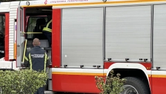 ZAPALIO SE "PEŽO" U CENTRU UŽICA Prvo počelo da dimi ispod haube, pa izbio veliki plamen