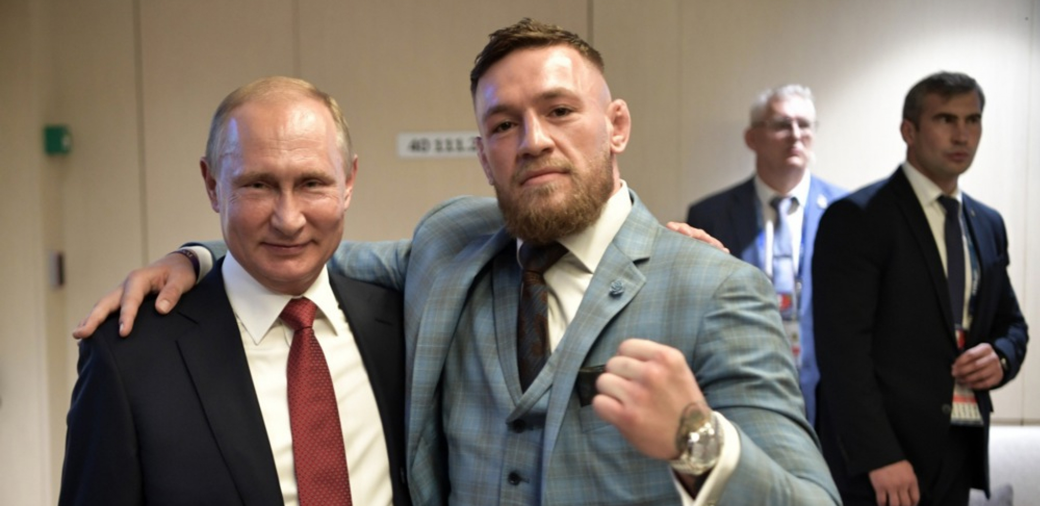 MEKGREGORU CEO ŽIVOT PROLETEO PRED OČIMA Stavio ruku na Putinovo rame, reagovalo obezbeđenje! (VIDEO)