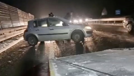 SILOVIT SUDAR NA AUTOPUTU MILOŠ VELIKI Lančani udes četiri vozila kod Uba, pa sudar još dva automobila - stvaraju se dugačke kolone (FOTO)