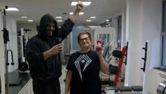 HIT SCENE ADAKTARA SA BAKOM Odveo je u teretanu, a ono što je ponela sa sobom, nasmejalo je mnoge!