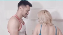 PEVAČICU MUŽ PRED KAMERAMA DODIRIVAO PO INTIMI Scena šokirala gledaoce, svojim ponašanjem razbesneli sve!