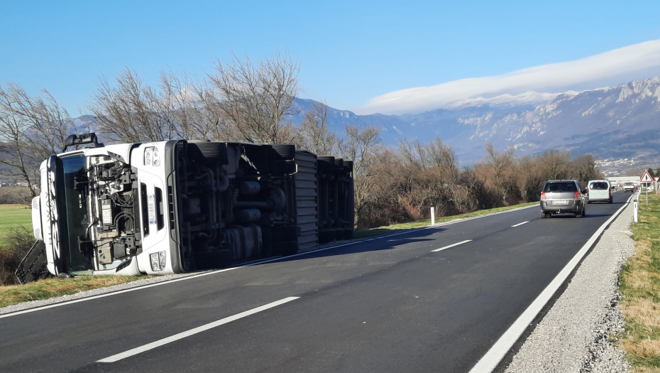 DRAMA U SLOVENIJI, OLUJA PREVRĆE KAMIONE Među njima je i jedan koji je vozio muškarac iz Srbije
