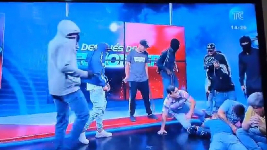 SNIMLJEN TRENUTAK KAD SU OTMIČARI UPALI U STUDIO Nose marame i kapuljače, sve su ih pobacali na patos