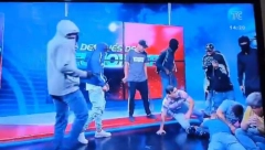 SNIMLJEN TRENUTAK KAD SU OTMIČARI UPALI U STUDIO Nose marame i kapuljače, sve su ih pobacali na patos