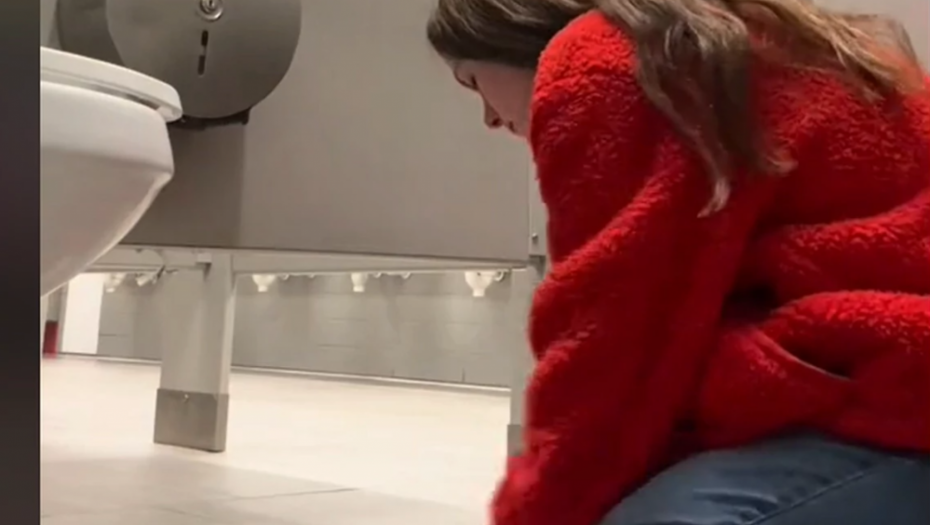 "OVO JE PREVIŠE JEZIVO" Devojka (20) čisti toalete besplatno, a kada je otkrila razlog ljudi su ostali u šoku (VIDEO)