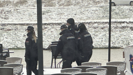 POTRAGA ZA ŽENOM KOJA JE SKOČILA U MORAVU JOŠ UVEK TRAJE Torbu sa dokumentima ostavila na brani