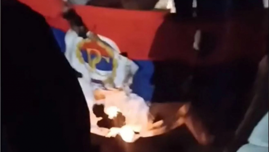SRAMNA PROVOKACIJA! Uz tekbiranje i povike “Alahu ekber” zapalili zastavu Republike Srpske (VIDEO)