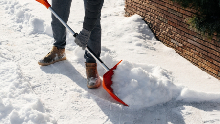 TRIK ZA LAKŠE ČIŠĆENJE SNEGA Stavite ovo na lopatu i uradićete to brzo, neće stići ni prsti da vam se smrznu!
