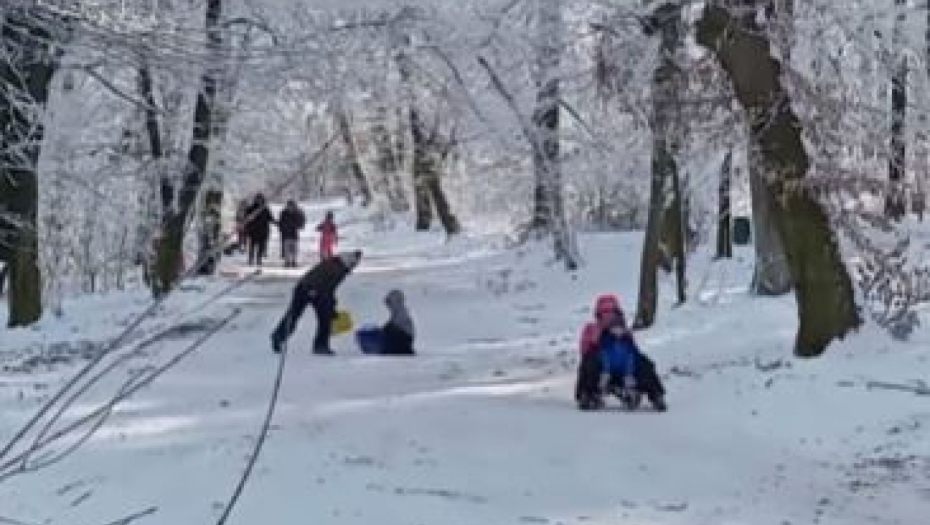 U PRESTONICI OTVORENA SEZONA SANKANJA Presrećni mališani uživaju u zimskoj čaroliji (VIDEO)
