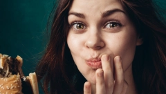 ŽVAKANJE UTIČE NA GOJENJE Evo da li je za vaš struk bolje da jedete brzo ili sporije