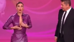 NIJE MOGLA DA IH OBUZDA Atraktivnoj voditeljki ispale grudi tokom prenosa na televiziji (VIDEO)