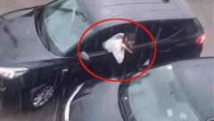 TOTALNO MU UNIŠTILA AUTOMOBIL! Devojka uzela nož, pa izgrebala farbu i uništila šoferšajbnu, a sve zbog jednog razloga (VIDEO)