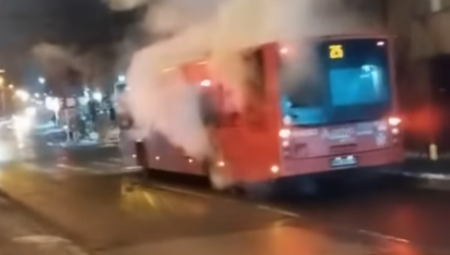 GORI AUTOBUS NA VOŽDOVCU Dim kulja na sve strane (VIDEO)