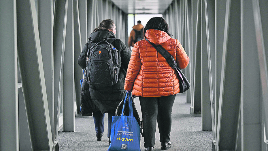ŠKOLE ĆE OSTATI PRAZNE Bežanija iz lažne države se nastavlja, Albanci u panici jer beže i đaci i nastavnici