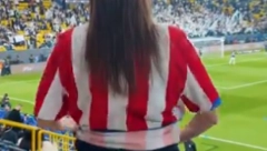 NAKON NJENOG POTEZA NASTAO JE MUK Lepa Svetlana skinula dres na stadionu i izazvala pravi haos (VIDEO)