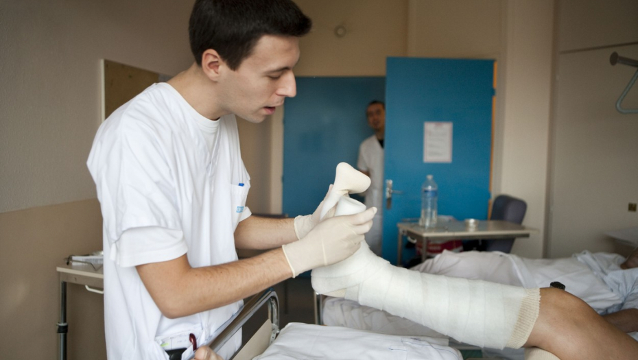 EPIDEMIJA PRELOMA, A IMA I SMRZOTINA U KC Vojvodine dnevno imaju i po 100 pacijenata