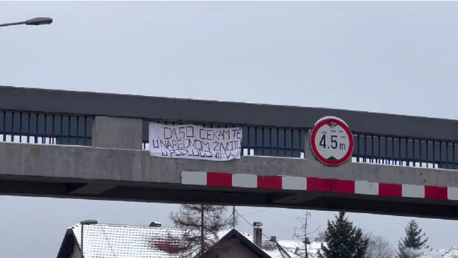 "DASO ČEKAM TE..." Misteriozna poruka na pasareli u Banjaluci