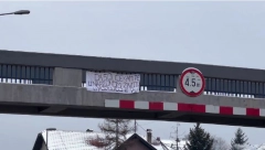 "DASO ČEKAM TE..." Misteriozna poruka na pasareli u Banjaluci