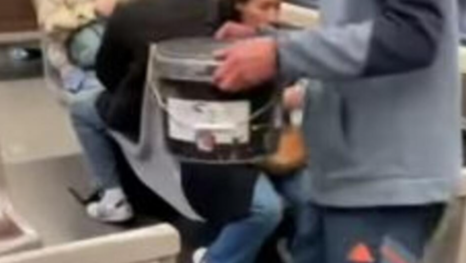 JUTJUBER BACAO IZMET NA PUTNIKE Užas u vozu, sve je snimao zarad više lajkova (VIDEO)
