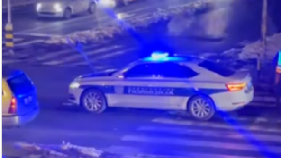IŠČUPAO SEMAFOR OD SILINE UDARA! Jeziva scena u Zemunu (VIDEO)