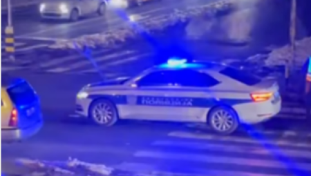 IŠČUPAO SEMAFOR OD SILINE UDARA! Jeziva scena u Zemunu (VIDEO)