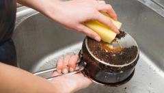 ZAGORELA ŠERPA BIĆE KAO NOVA Očistite crno dno pomoću ovih sastojaka iz kuhinje, opet će zablistati!