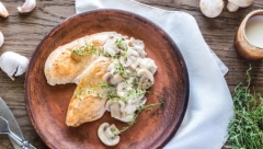 DANAS SPREMAMO PILETINU U SOSU OD ŠAMPINJONA Idealna večera za kraj radne sedmice, spremite i oduševite vaše ukućane!