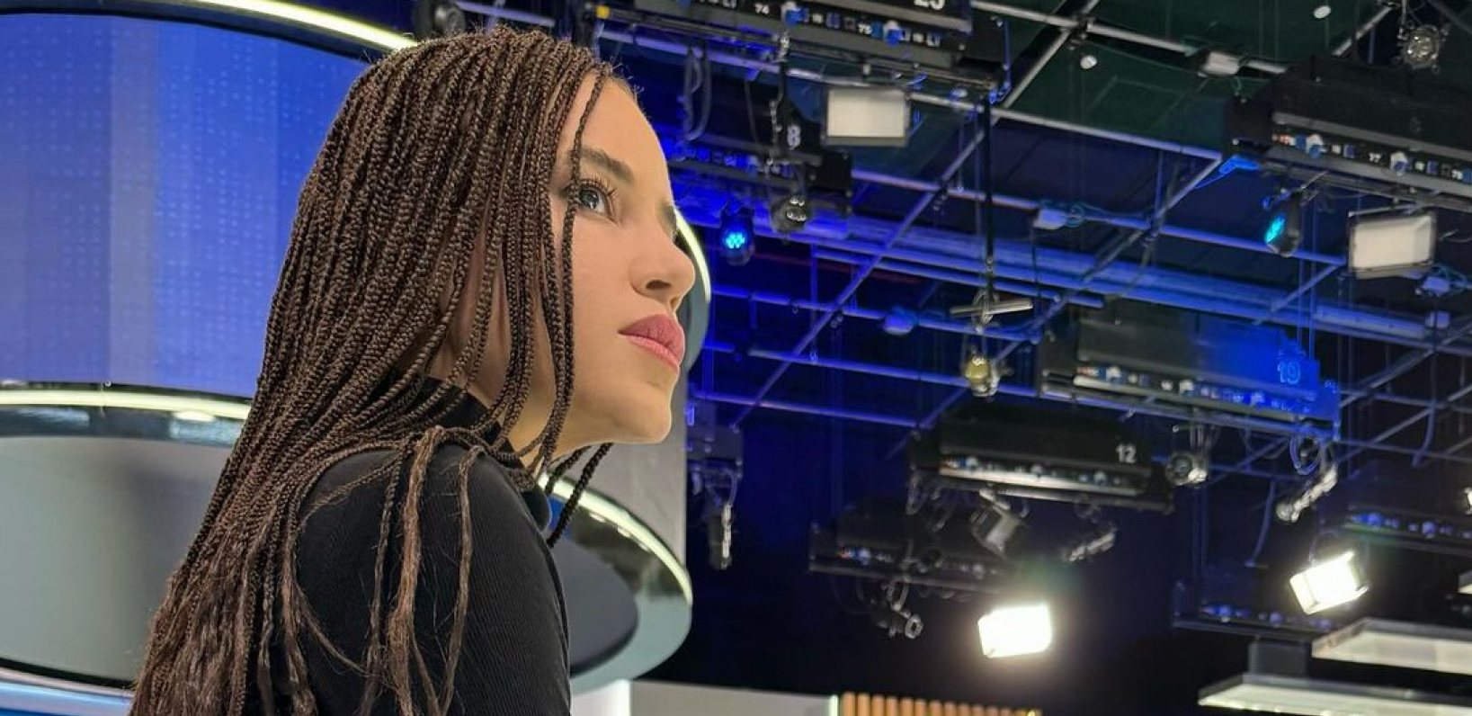 NAORUŽANA DO ZUBA SEDI U STUDIJU Ova fotografija iz Izraela usijala društvene mreže (FOTO)