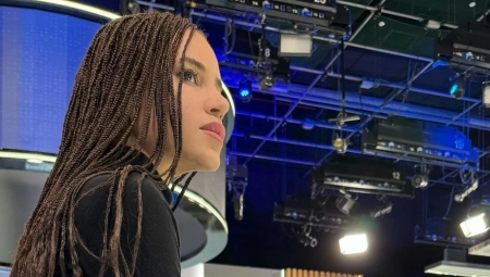 NAORUŽANA DO ZUBA SEDI U STUDIJU Ova fotografija iz Izraela usijala društvene mreže (FOTO)