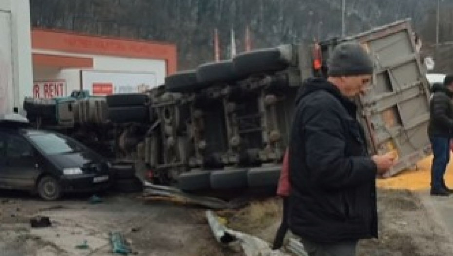JEZIVA NESREĆA KOD UŽICA Kamion se prevrnuo nasred puta! Svuda je srča, ima uništenih automobila