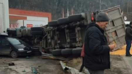 JEZIVA NESREĆA KOD UŽICA Kamion se prevrnuo nasred puta! Svuda je srča, ima uništenih automobila