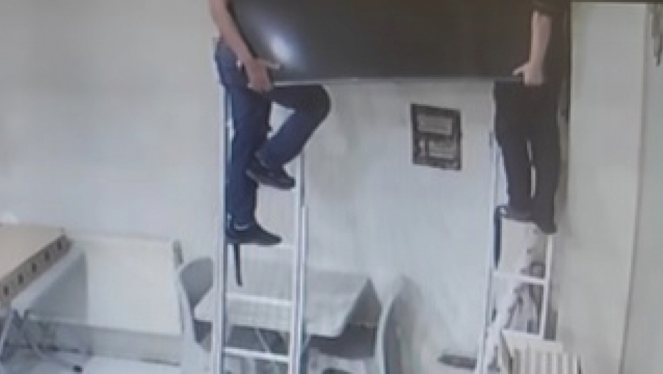 OVAKO IZGLEDA TRENUTAK PRED KATASTROFU Montirali preskup TV na merdevinama, a onda se desilo OVO (VIDEO)