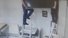 OVAKO IZGLEDA TRENUTAK PRED KATASTROFU Montirali preskup TV na merdevinama, a onda se desilo OVO (VIDEO)