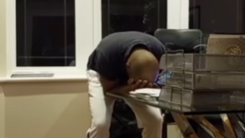 BIO JE BESKUĆNIK I U DUGOVIMA DO GUŠE Prijatelj ga je snimio u trenutku kada sklapa posao od milijardu dolara! (VIDEO)