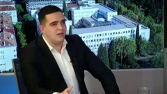 TEŽAK INCIDENT U PODGORICI! Kamenovan stan odbornika koji često kritikuje kriminalne pojave u crnogorskom društvu