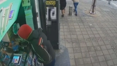 SRAMNA SCENA U CENTRU BEOGRADA Čovek na trafici dao vodu prodavačici, pa napravio ogavan čin (VIDEO)