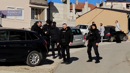 RAFALI U SEVERNOJ MITROVICI Kurtijevi policajci izbušili zgrade, dvojica povređena