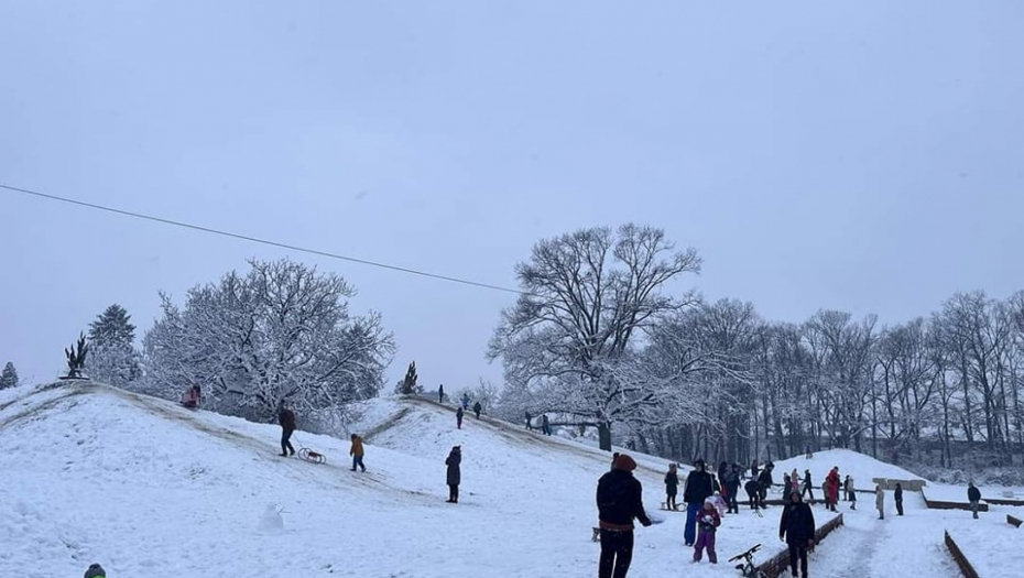 "NEKE SU ŽIVE SAHRANJIVALI, NEKE PRELIVALI KREČOM PA ZAKOPAVALI" Masovna grobnica u srpskom gradu pretvorena u igraonicu, narod besan