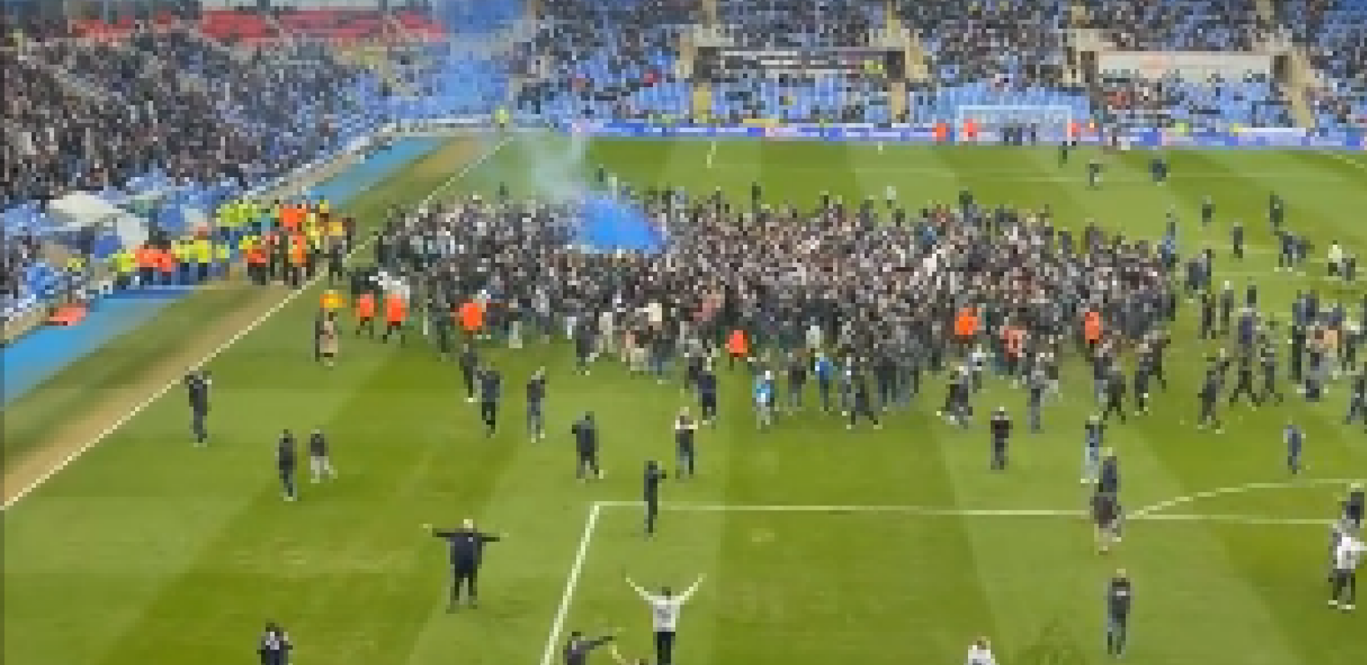 HAOS U ENGLESKOJ Navijači poznatog kluba uleteli na teren, nisu mogli više da trpe (VIDEO)