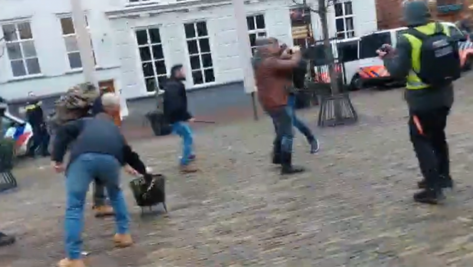 GRUPA MUŠKARACA ZAPALILA KURAN U CENTRU GRADA Krenuo haos, demonstracije, EKSALIRALO JE, policija reaguje